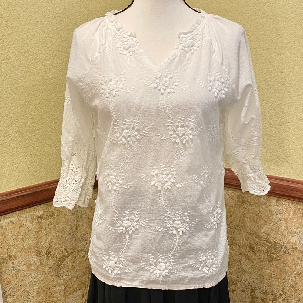 Kindred Petite Medium White Top Blouse V Neck Embroidery Eyelet 3/4 Sleeves